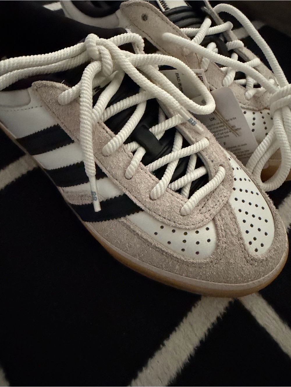 NWT BAD BUNNY adidas Men’s White Black Gazelle Sneakers w/ Gum Sole Women’s 6.5 - Picture 6 of 7